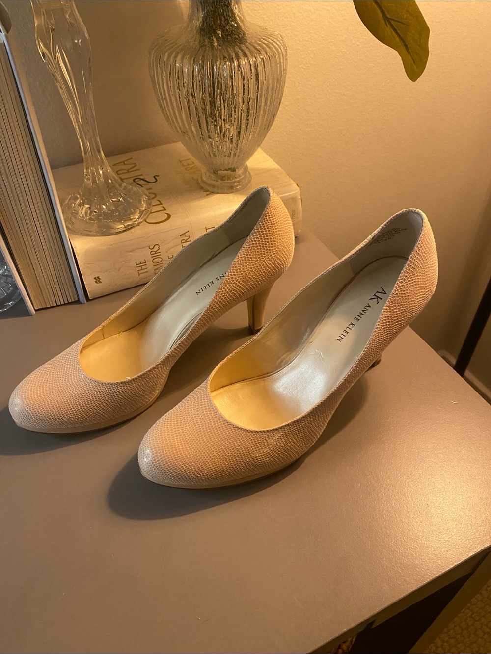 Anne Klein Beige/Nude Textured Leather Pumps/BARELY WORN/LIKE NEW